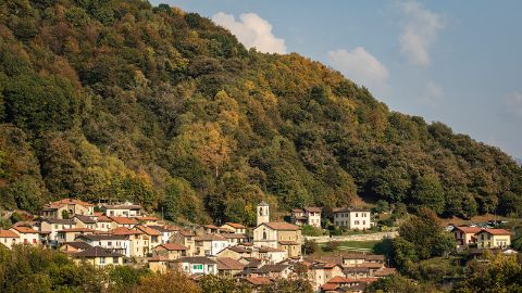 Der Rundweg führt vorbei an historischen Kapellen und Kirchen und durch typische Tessiner Dörfer.