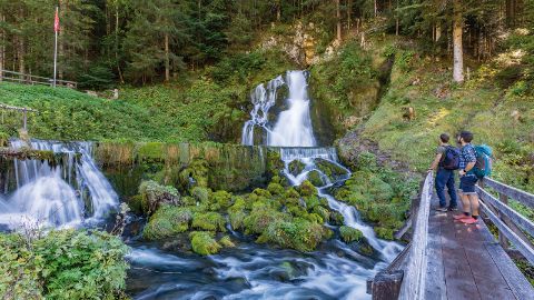 Der märchenhafte und schöne Jaun-Wasserfall