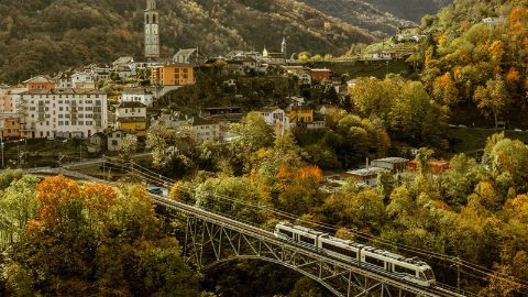 Mit der Centovallibahn bis nach Italien