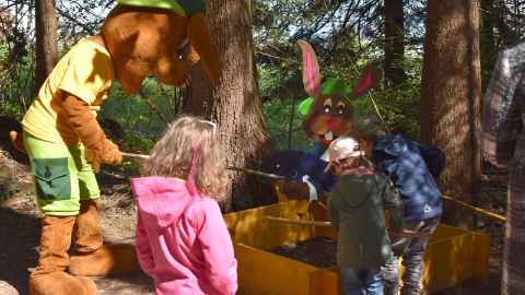 Kinder und ein verkleideter Osthase auf dem Osterweg in Altendorf (SZ)