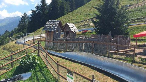 Wirzweli Spielplatz: Alpenpanorama mit Kinderzoo - ©Luftseilbahn Dallenwil-Wirzweli
