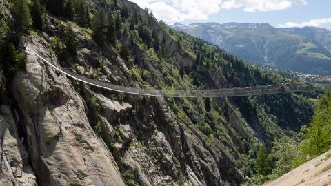 Vue sur le pont suspendu Aspi-Titter avec des randonneurs