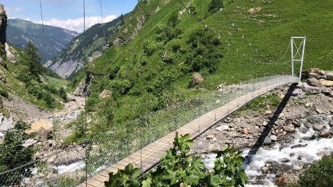 Vue sur le pont suspendu de Batöni-Weisstanen
