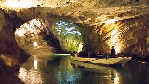 Giro in barca sul lago sotterraneo 
