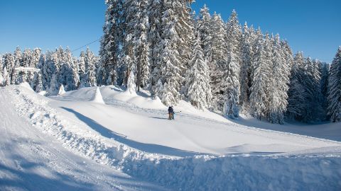 Blick auf die verschneiten Pisten und den Schlepplift des Skigebietes Wolzenalp bei Krummenau