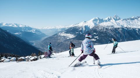 Kleine und grosse Skifahrer auf der Piste des Skigebietes Rothwald/Wasenalp