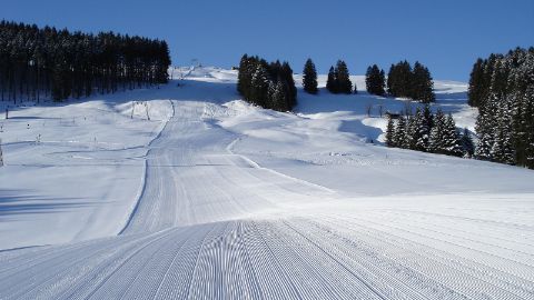 Ansicht des verschneiten Piste des Skigebietes Appenzell-Sollegg