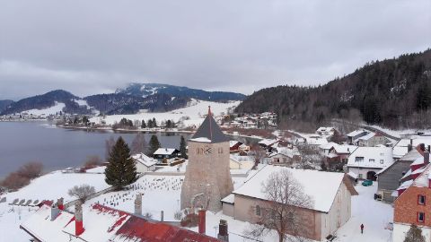 Blick auf das verschneite Dorf L'Abbaye