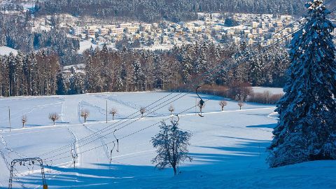 Ansicht des verschneiten Skigebietes Tramelan mit Schlepplift