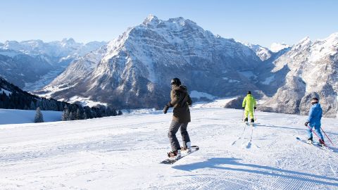 Snowboarder und Skifahrer auf der Piste des Skigebietes Schilt bei Mollis 