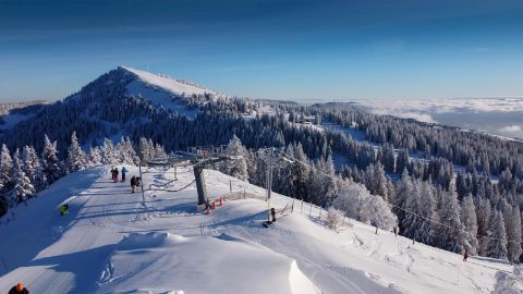 Ansicht auf die verschneite Skipiste des Skigebietes Les Rasses bei Sainte Croix