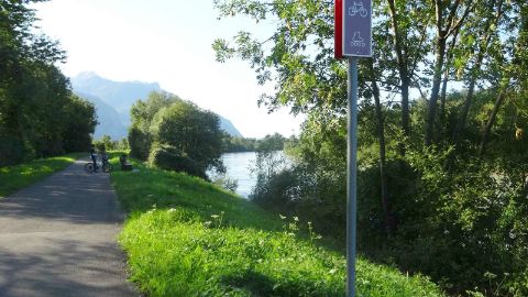 Idyllischer Radweg auf der Velo-Route Martigny–Montreux mit Blick aufs Wasser
