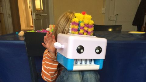 Kind mit 3D-Printer Buchems BunchBot Kind mit 3D-Printer Buchems BunchBot