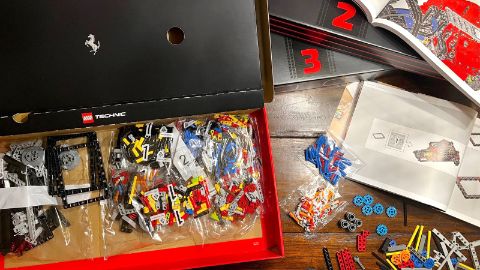 Der Inhalt der Pakets «LEGO® 42143 Technic Ferrari Daytona SP3»