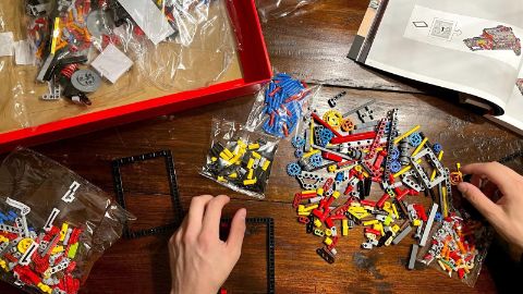 Die Inhalte des «LEGO® 42143 Technic Ferrari Daytona SP3» werden ausgepackt