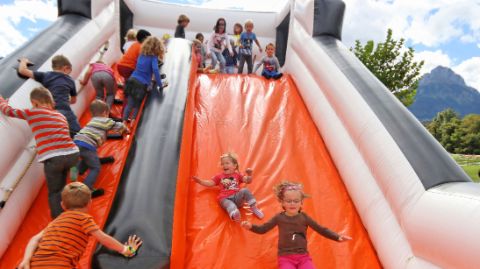 Kinder rutschen auf der Famigros Rutschbahn Kinder rutschen auf der Famigros Rutschbahn