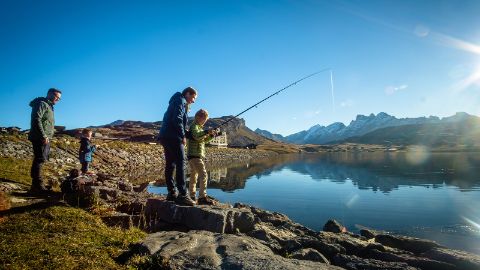 Familie beim Angeln