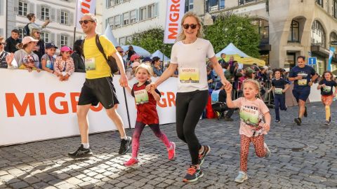 Mutter, Vater und zwei Töchter zusammen am Volkslauf