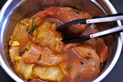 Due tagli di carne in una ciotola con la marinata Due tagli di carne in una ciotola con la marinata