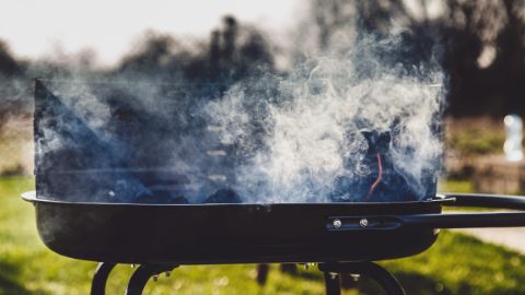 Rauchentwicklung in einem Holzkohlegrill Rauchentwicklung in einem Holzkohlegrill