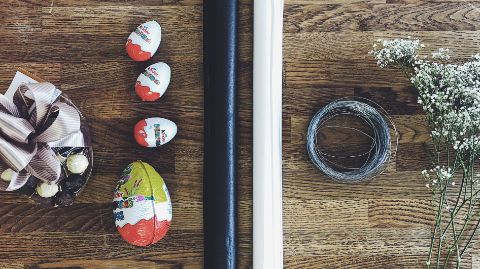 Photo du matériel: œuf en praliné, œufs surprise pour enfant, papier de soie, fil de fer, gypsophile