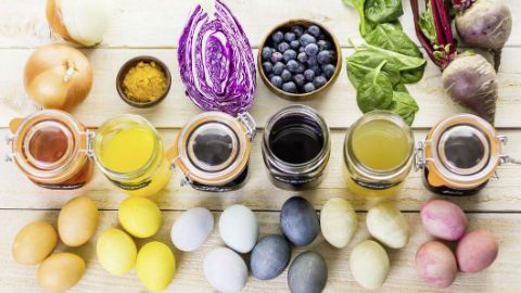 Ingrédients pour colorer les œufs de Pâques