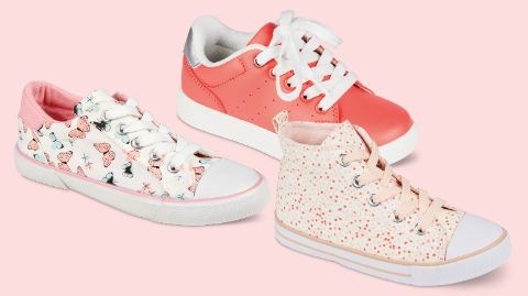 Turnschuhe mit Punkten und Schmetterlingen Turnschuhe mit Punkten und Schmetterlingen