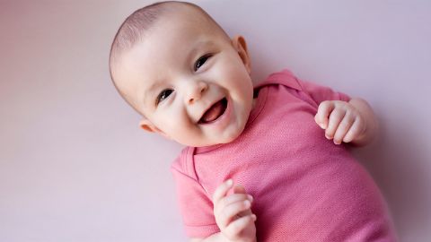 Bébé riant devant l’objectif