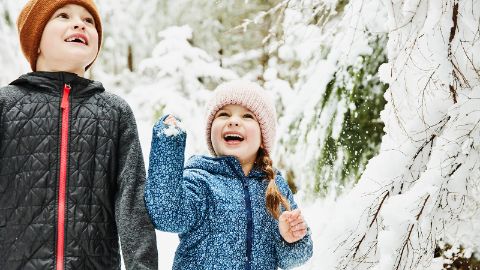 Zwei Kinder freuen sich über den Schnee