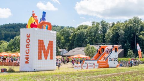 Sac Migros géant et toboggan de l’espace Famigros Sac Migros géant et toboggan de l’espace Famigros