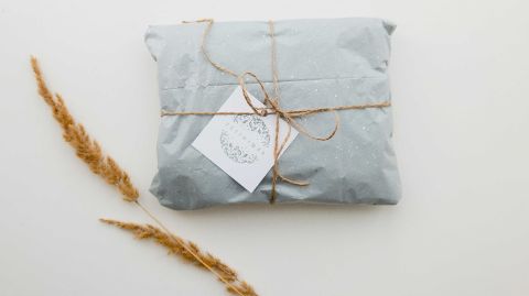 Cadeau de Noël emballés dans du papier de soie