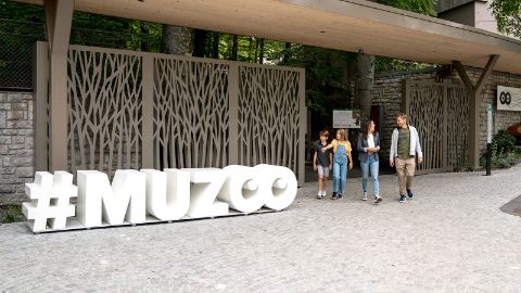 Familie vor dem Eingangsbereich des MUZOO