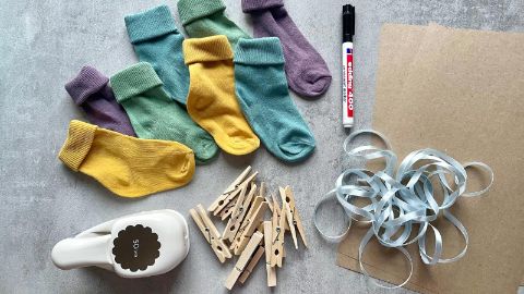 Das Material für den selbstgebastelten Socken-Adventskalender.