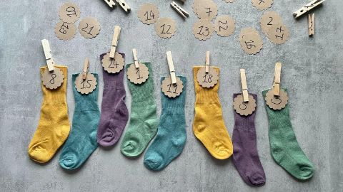 Fixer les étiquettes aux chaussettes à l’aide des pinces à linge.