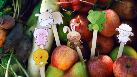 Les jolis animaux décoratifs se trouvent entre fruits et légumes