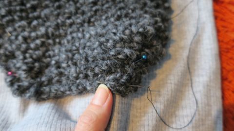Lavorato di maglia viene cucito