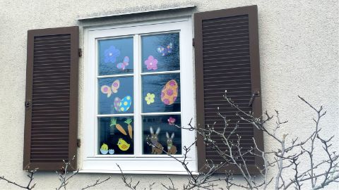 Fenster von aussen dekoriert, mit den ausgemalten Ostermotiven