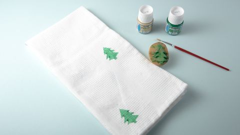 Appliquez délicatement la peinture textile sur le tampon avec un pinceau.