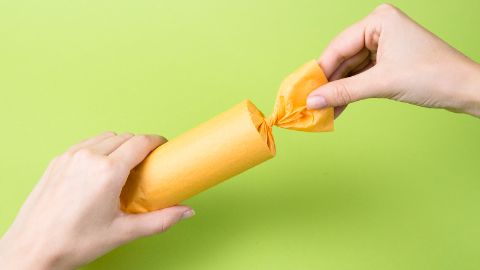 On serre l’extrémité du papier de soie comme pour un bonbon.