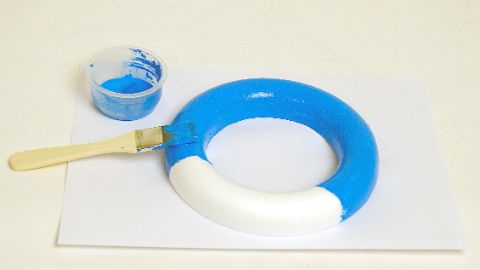 Peindre le demi-anneau en polystyrène expansé avec la peinture acrylique bleue