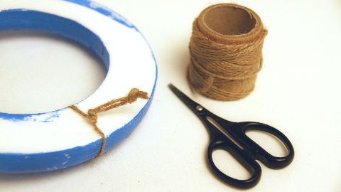 Un filo viene applicato all’anello per poterlo appendere