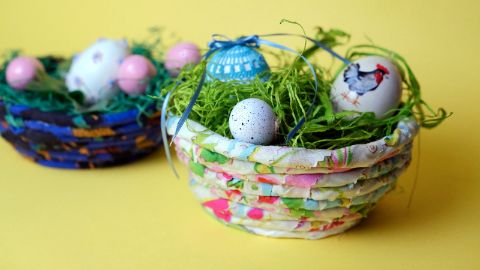 Visualizzazione del cestino di Pasqua upcycling ultimato e decorato
