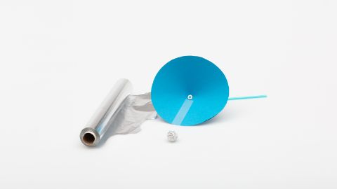Formare una pallina accartocciando un pezzetto di foglio di alluminio.