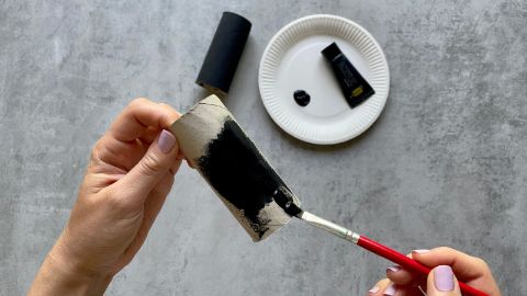 Étape 1: peindre le rouleau de papier hygiénique en noir.