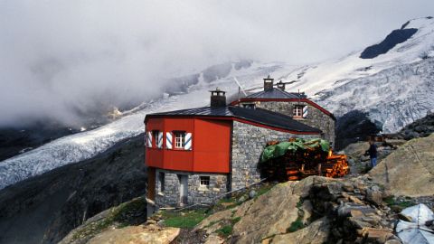 Eine SAC Berghütte am Rande eines Gletschers