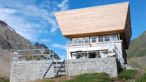 SAC Hütte mit Holzaufbau und grosser Terrasse