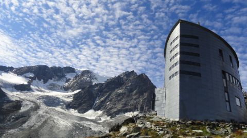 Capanna del CAS futuristica accanto al ghiacciaio