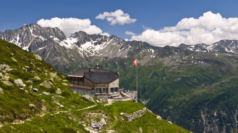Cabane CAS et panorama montagneux de Suisse centrale