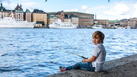Kleiner Junge am Fischen in Stockholm