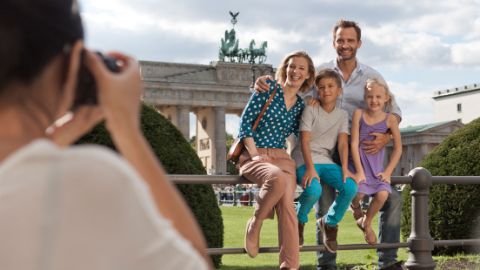 Une famille se fait photographier à Berlin
